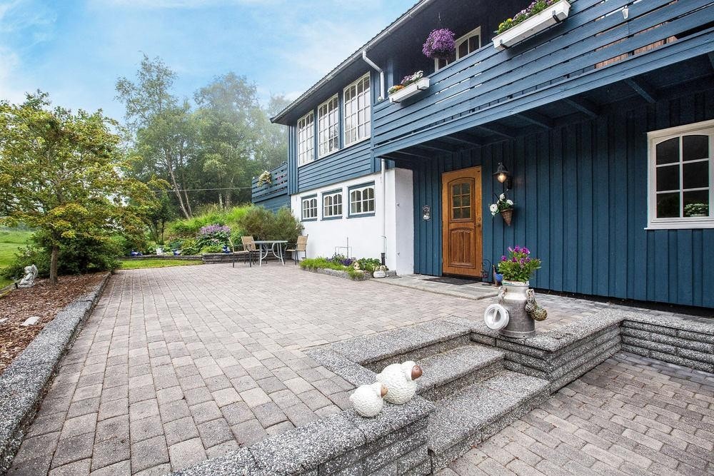 Steinbelagt inngangsparti Galleribilde