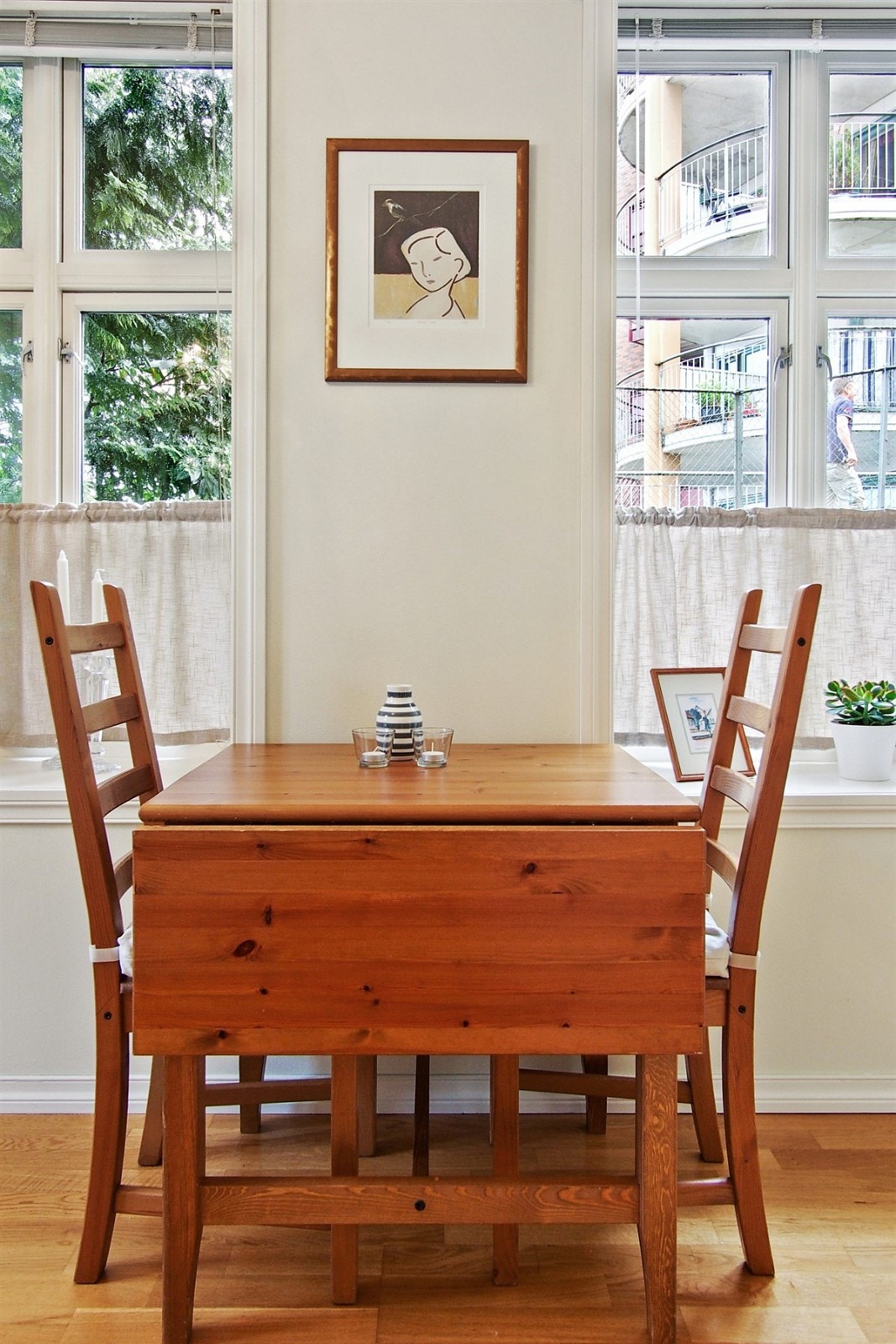 Med plass til spisebord er det fint mulig å invitere venner og kjente på besøk. Galleribilde