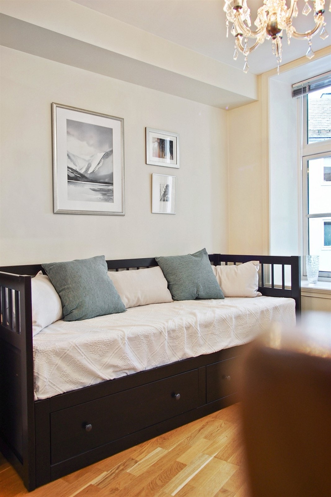 Enkelte av møblene kan følge leiligheten dersom avtale om dette inngås med selger. Galleribilde