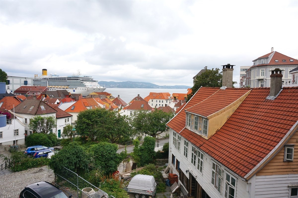 Nærområdet utenfor leiligheten oser av Bergenshistorie. Her er det lett å drømme seg bort mens man går i nabolagets "smitt og smau". Galleribilde