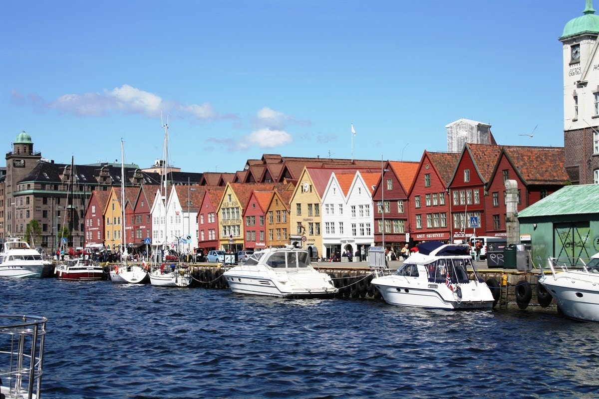 Bryggen og resten av sentrum ligger en liten spasertur fra boligen. Galleribilde