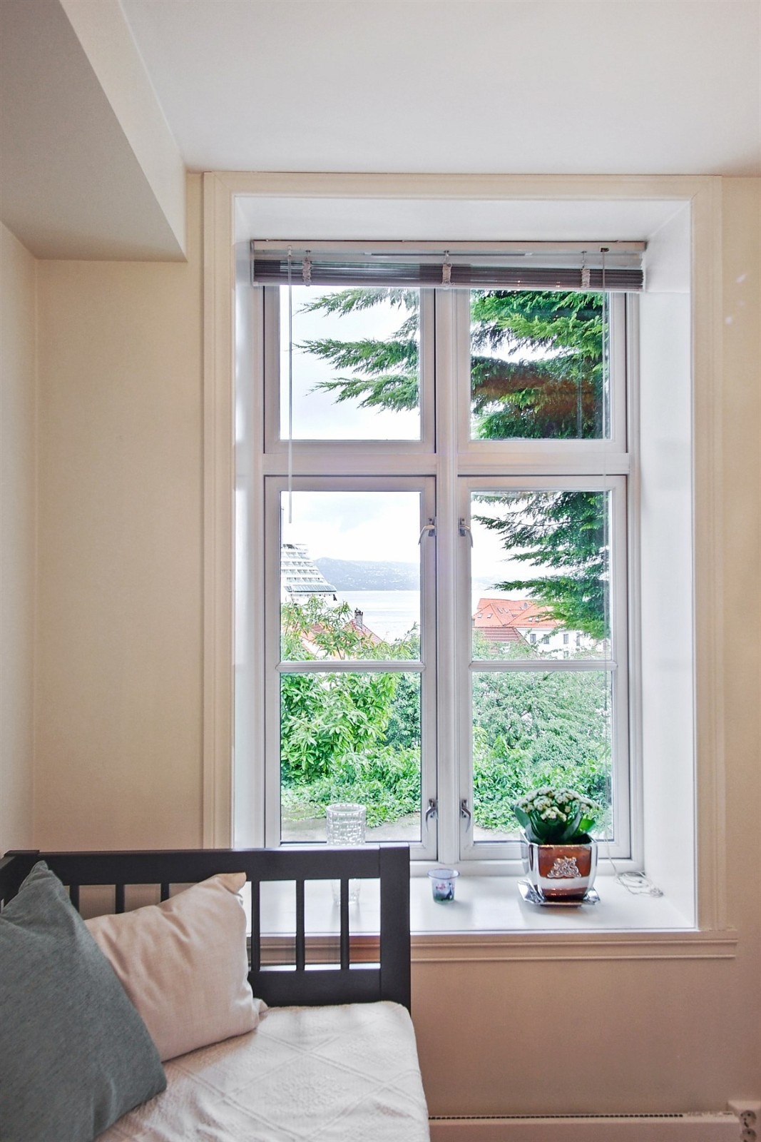 Vinduer med tilhørende karakteristiske store vinduskarmer er noe av det som gir leilgheten sjel. Her kan man fint pynte og oppbevare ting etter ønske. Galleribilde