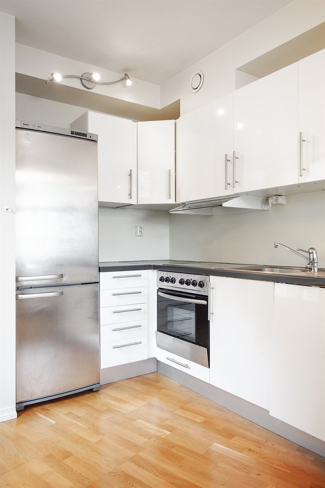 På kjøkkenet er det integerert platetopp og stekeovn. Kjøleskap og mikrobølgeovn følger leiligheten. Galleribilde