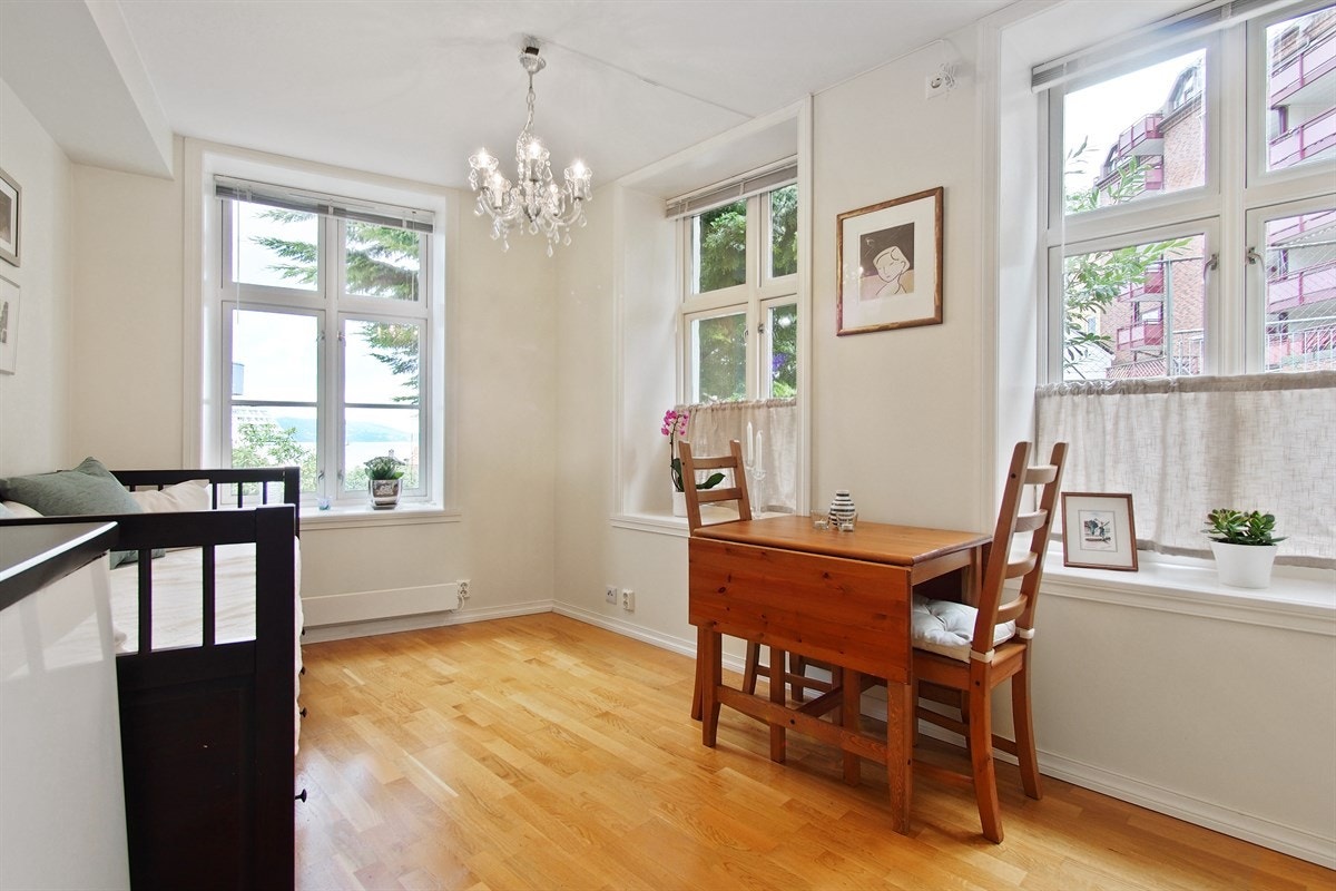 I stuen får man fint plass til spisebord, dagseng/sovesofa samt gjerne en arbeidspult hvis man ønsker det. Galleribilde