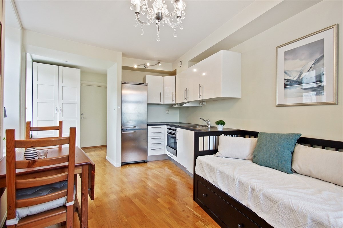 Store vindusflater kombinert med lyse overflater gir en åpen og tiltalende atmosfære. Galleribilde