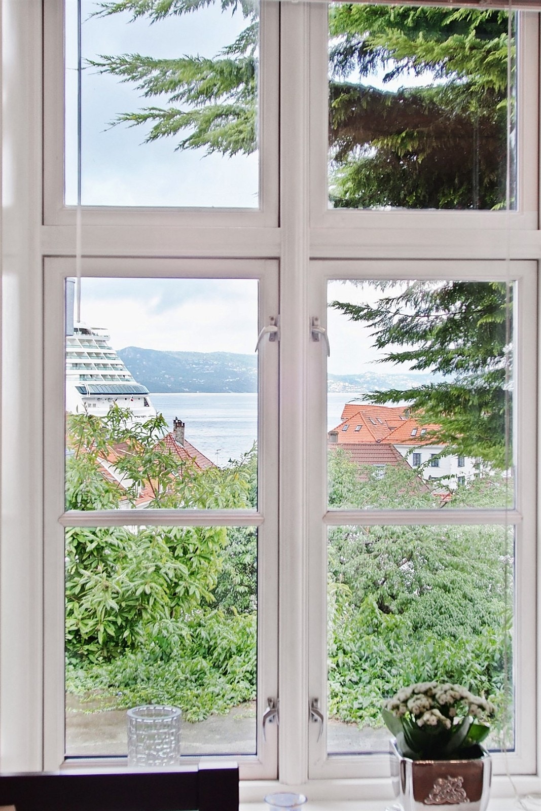 Flott utsikt nedover i Skuteviken fra vinduet i stuen. Galleribilde