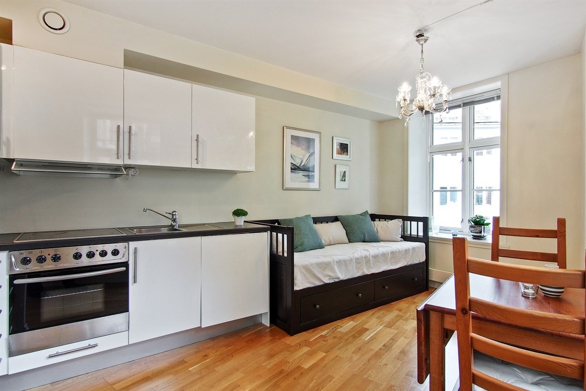 Kjøkkeninnredningen har profilerte og høyglansede fronter med mørk benkeplate i laminat. Galleribilde