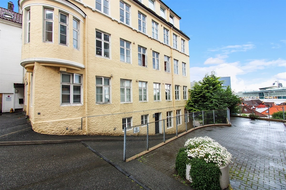 Leiligheten ligger i husets første underetasje, med en leilighet under seg. Det er liten trafikk forbi vinduene, så dette oppleves ikke sjenerende. Galleribilde