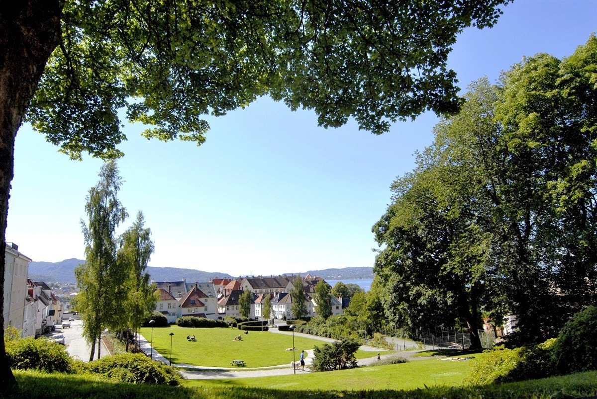 Meyermarken park ligger få minutter fra leiligheten og er et svært yndet mål for alle aldersgrupper i sommervarmen. Galleribilde
