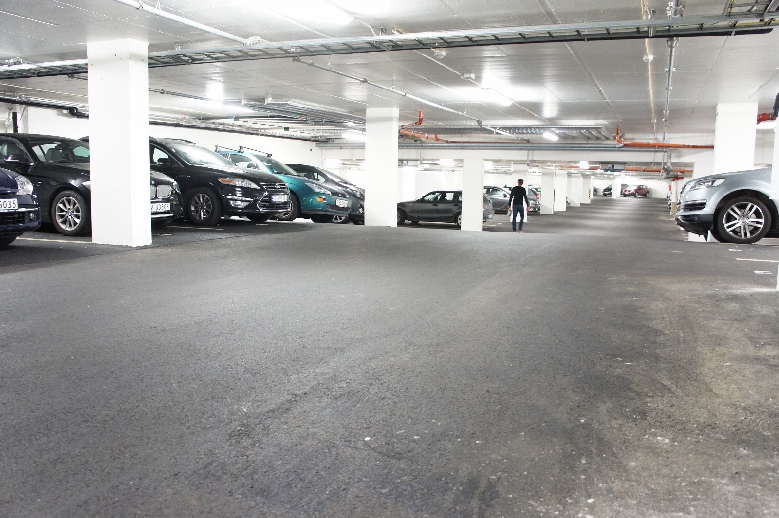 Innendørs parkeringsmuligheter i eget hus Galleribilde