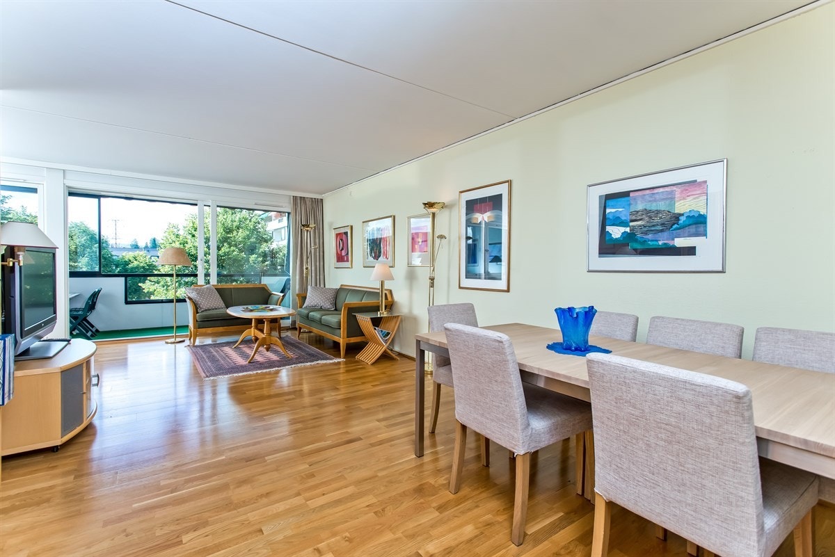 Stue med utgang stor innglasset balkong Galleribilde