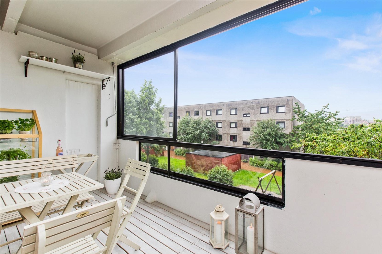 Stor innglasset balkong med gode solforhold. Galleribilde