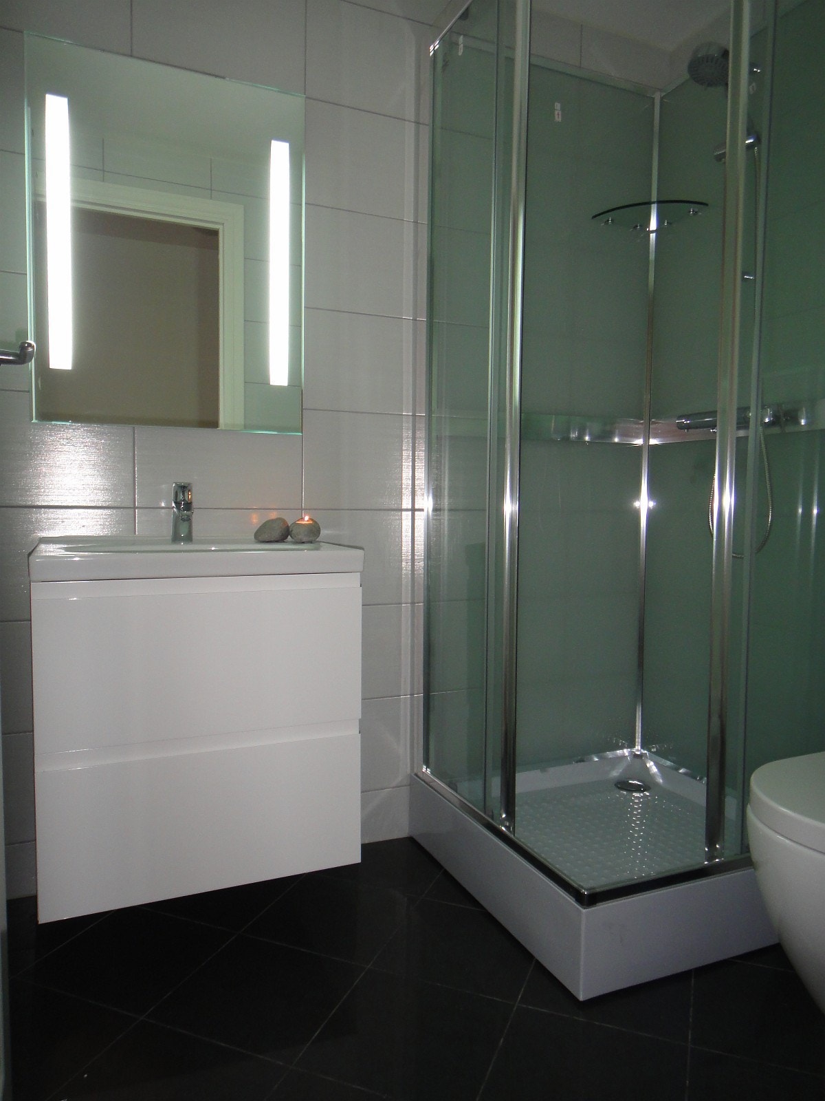 Moderne flislagt bad med varmekabler i gulv. Galleribilde