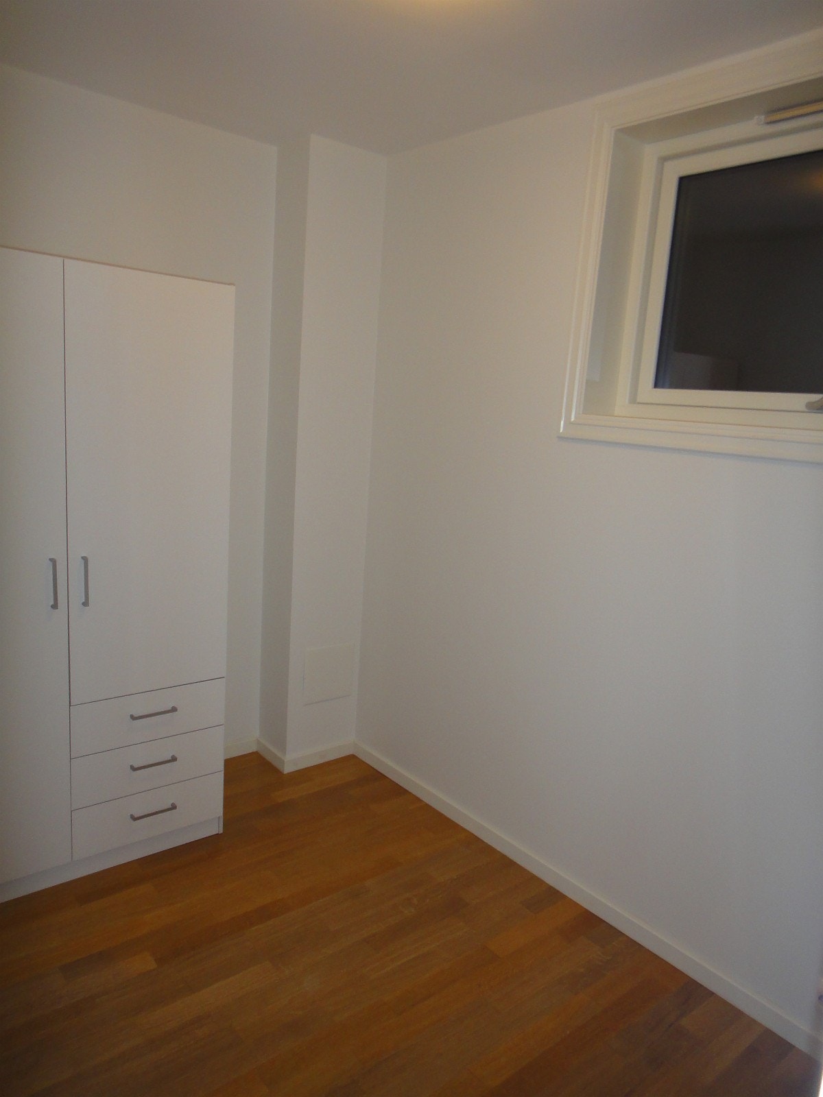 Soverom 2: Plass til enkeltseng. Garderobeskap medfølger. Galleribilde