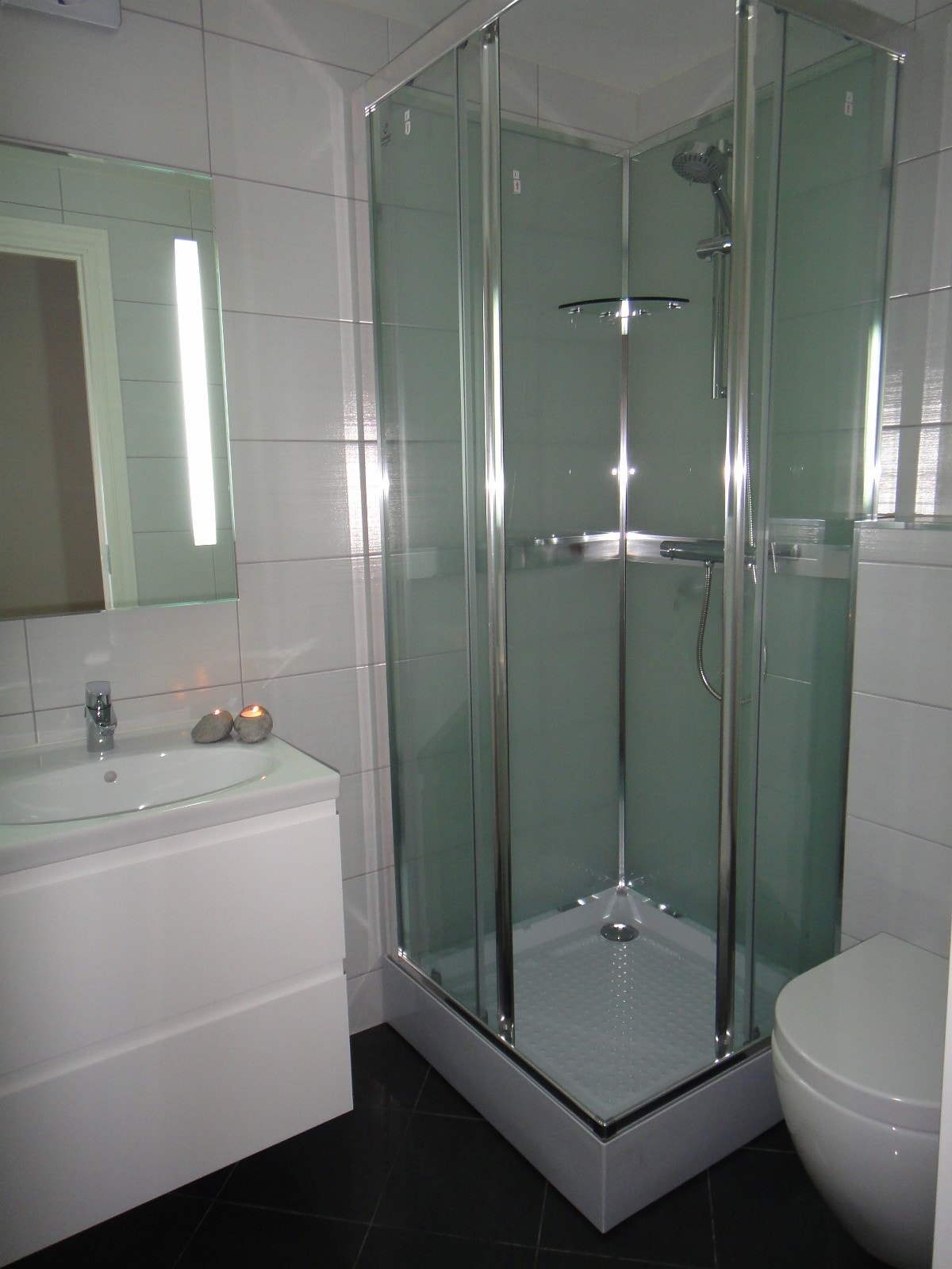 Baderomsmøbler, dusjkabinett og vegghengt WC. Galleribilde