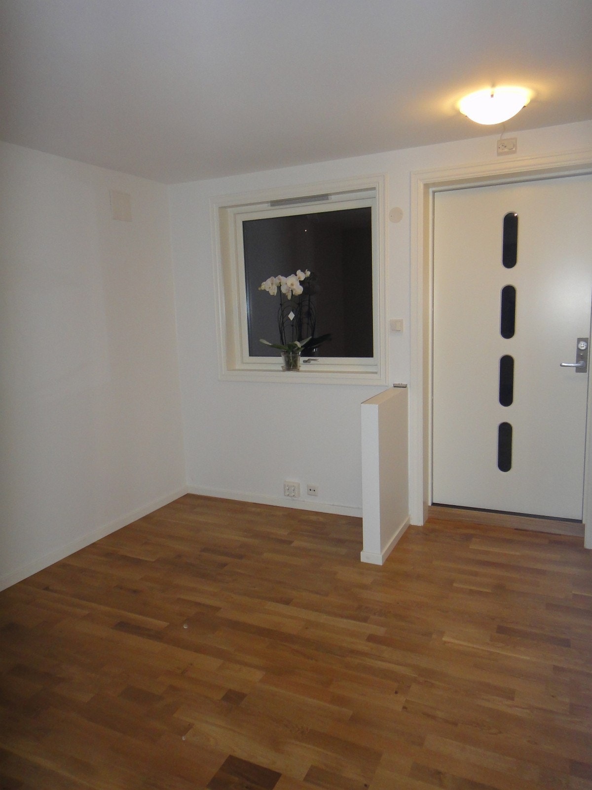 Stue med inngangsparti. Gode lysforhold. Galleribilde