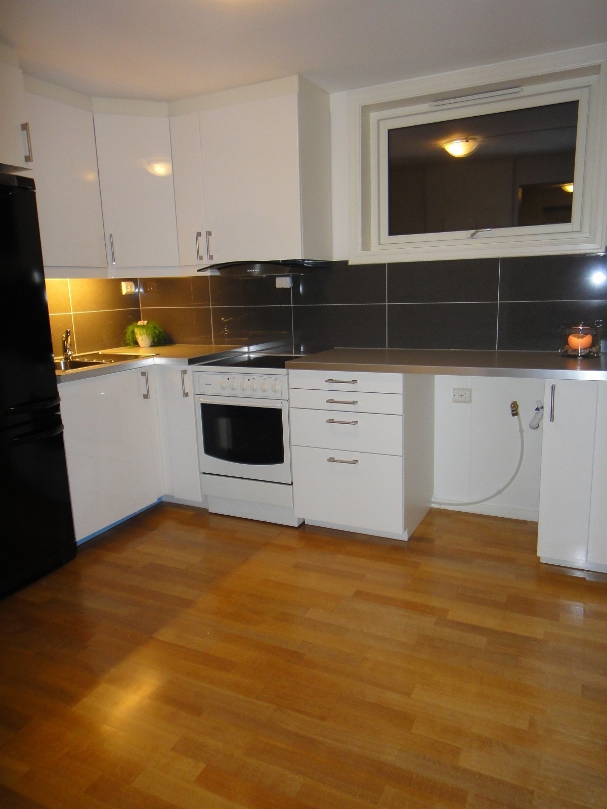 Romslig kjøkken. Galleribilde