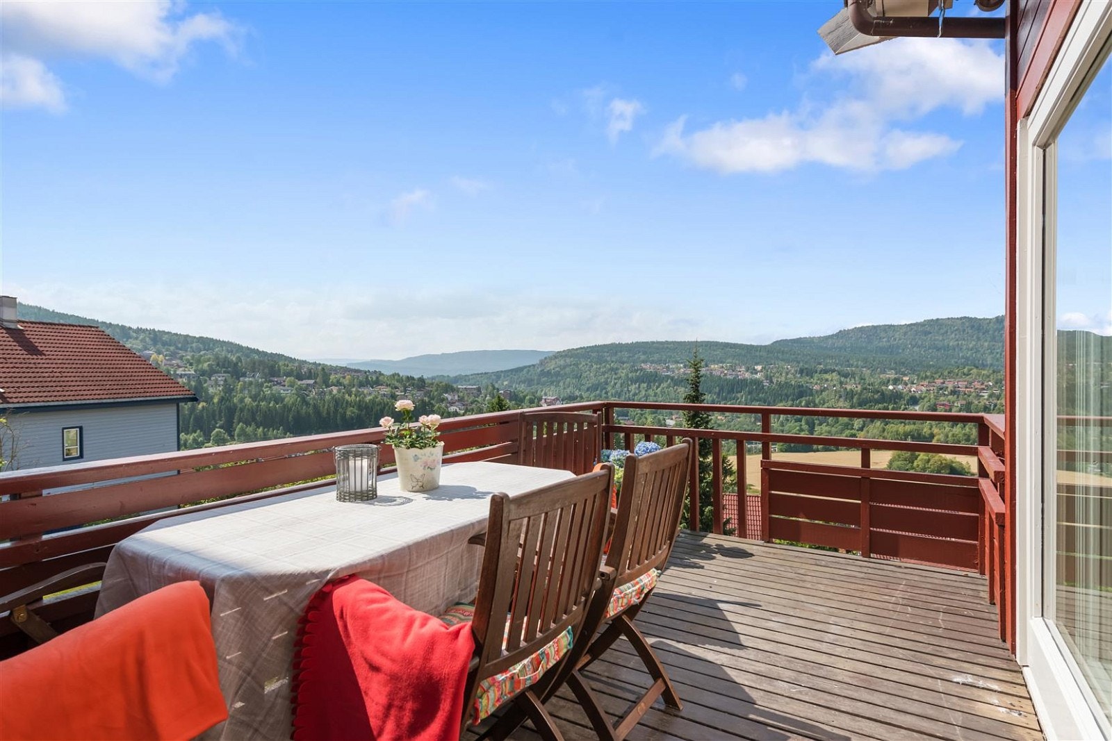 Fra stuen er det utgang til svært solrik terrasse med panorama utsikt over nærområdet. Galleribilde