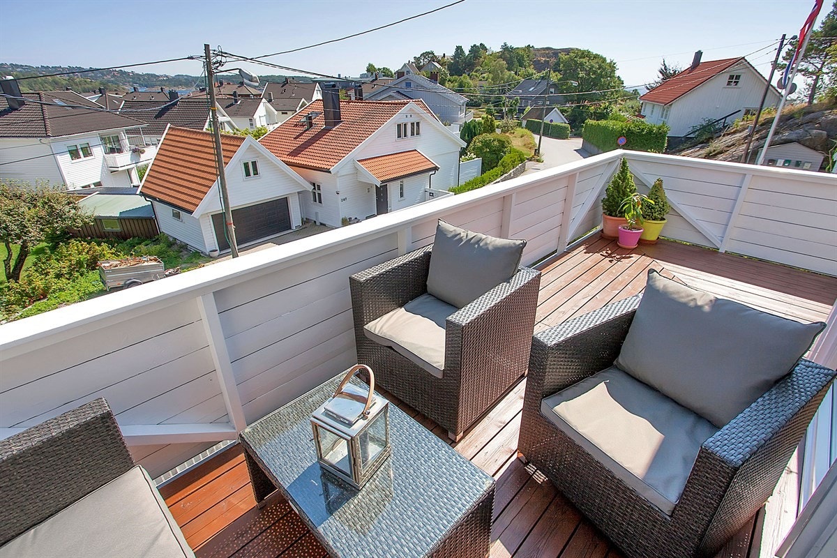 Fra uteplassen har man svært gode solforhold, god utsikt utover Lund samt noe sjøutsikt mot området Kirkebukta/Blomsbukta. Galleribilde