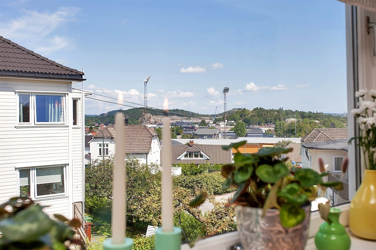 Fra kjøkkenvinduet ser man mot gamle Start stadion. Galleribilde