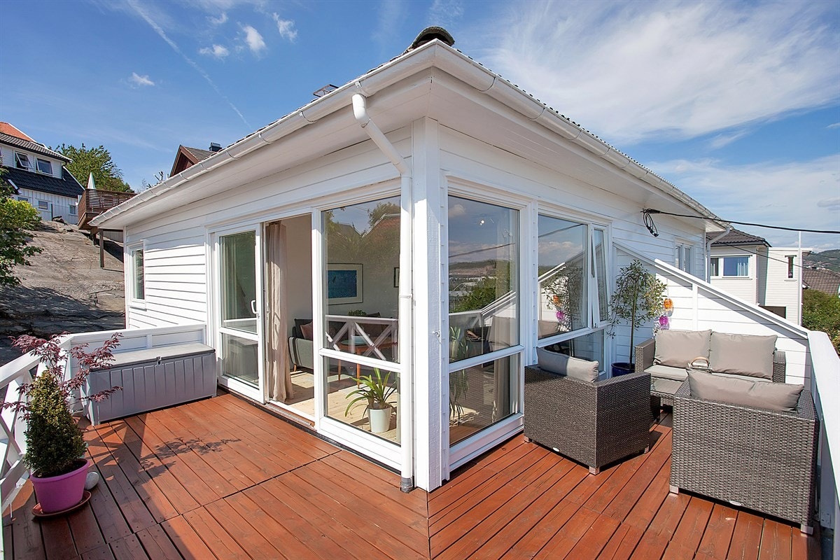 Leiligheten har stor veranda. Galleribilde