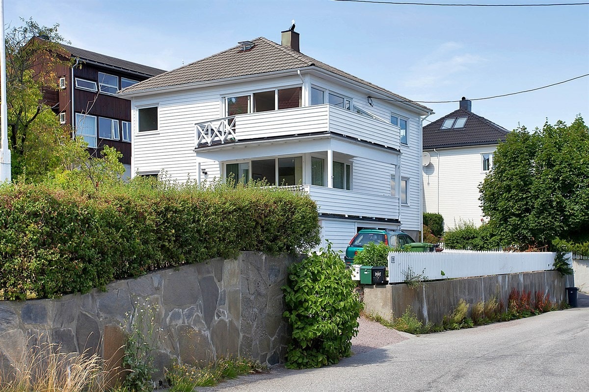 Fasade sett fra Kuholmsveien, en velholdt bolig opp fra gatenivå. Godt med biloppstillingsplasser på felles tomt. Galleribilde