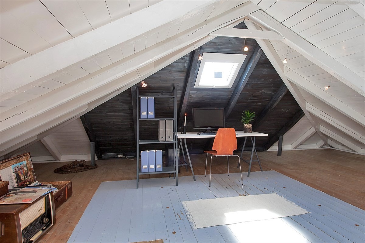 Fra loftsrommet. Ståhøyde på midten. Galleribilde