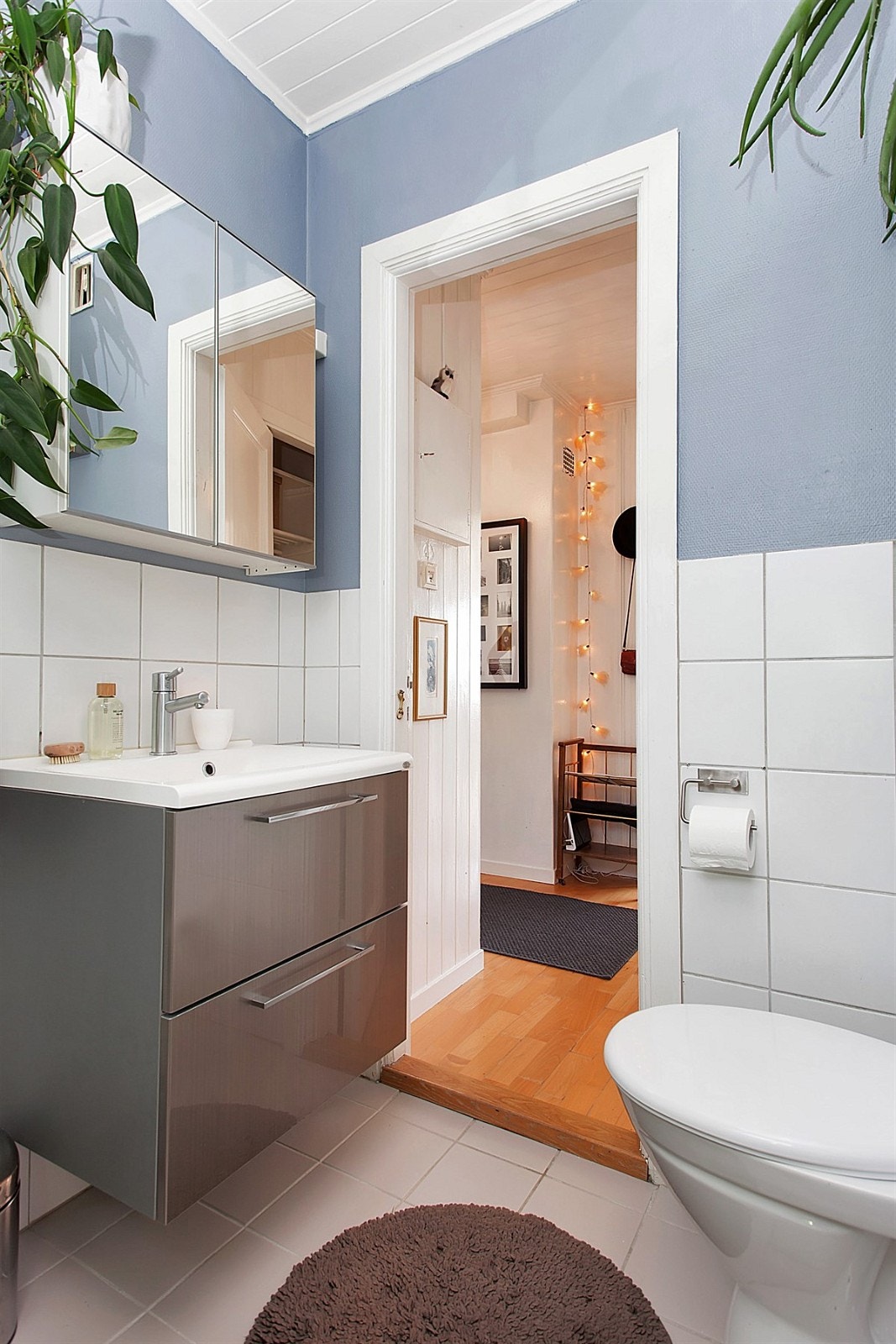 Badet har fliselagt gulv. Det er også lagt fliser et stykke opp på vegger (brystning). Over flisene har veggene malt glassfiberstrie. Galleribilde