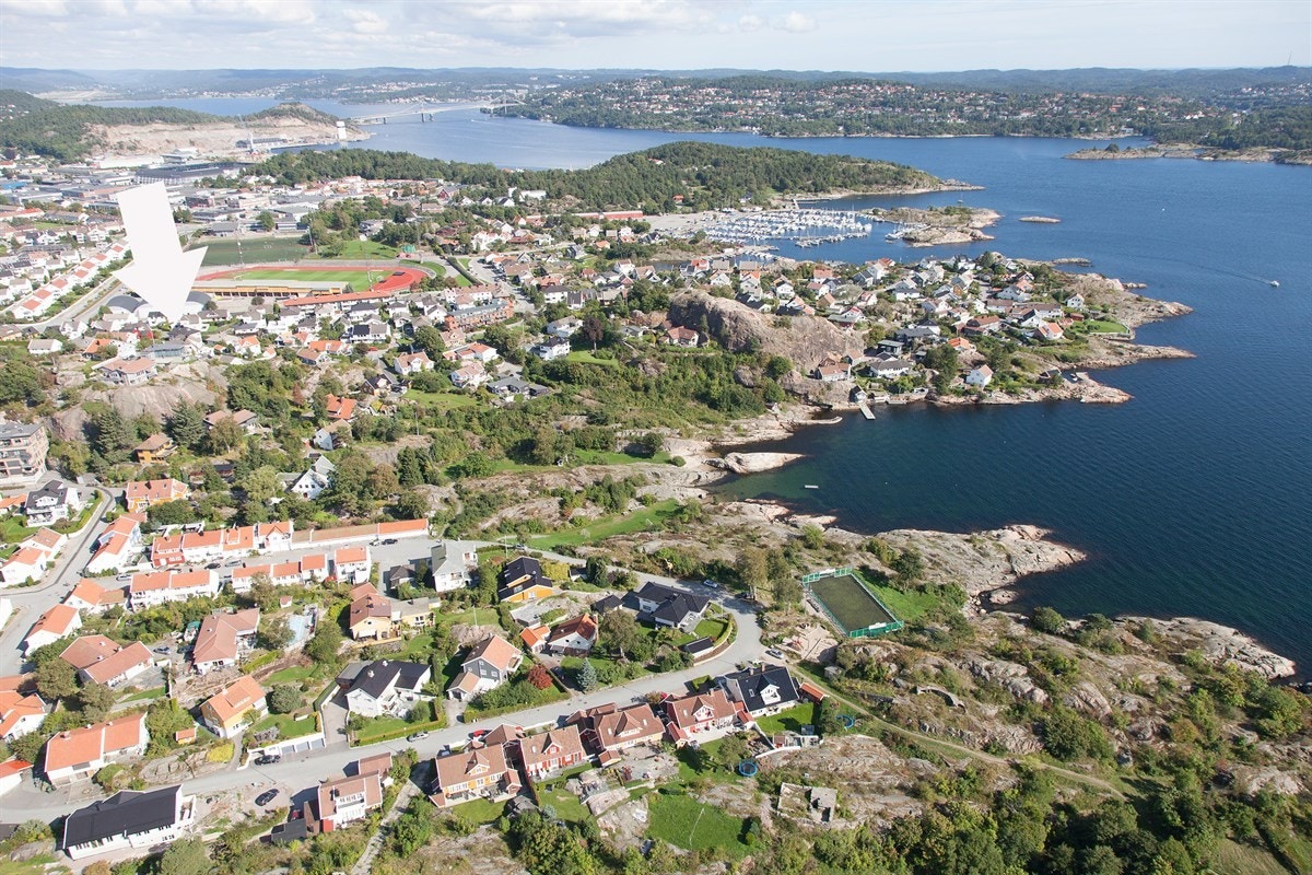 Flyfotoet viser boligens plassering og man ser bl.a Kirkebukta/Blomsbukta og Bertes hvor man finner flotte badeplasser. Galleribilde