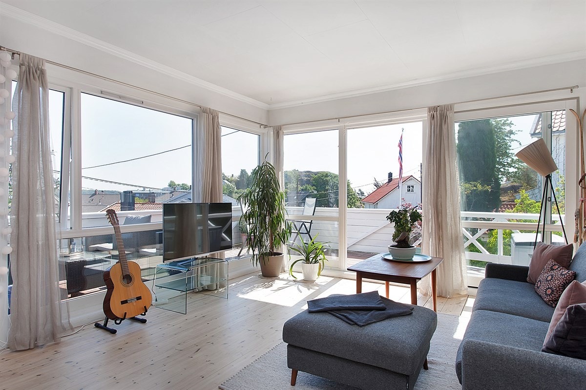 Kuholmsveien 70 F, en leilighet med usjenert og attraktiv beliggenhet sentralt på Lund. Her kan man flytte rett inn. Galleribilde