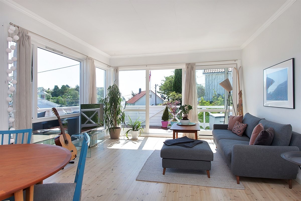 De store vinduene gir god utsikt, mye lys og gode utsiktsforhold utover Lund. Galleribilde