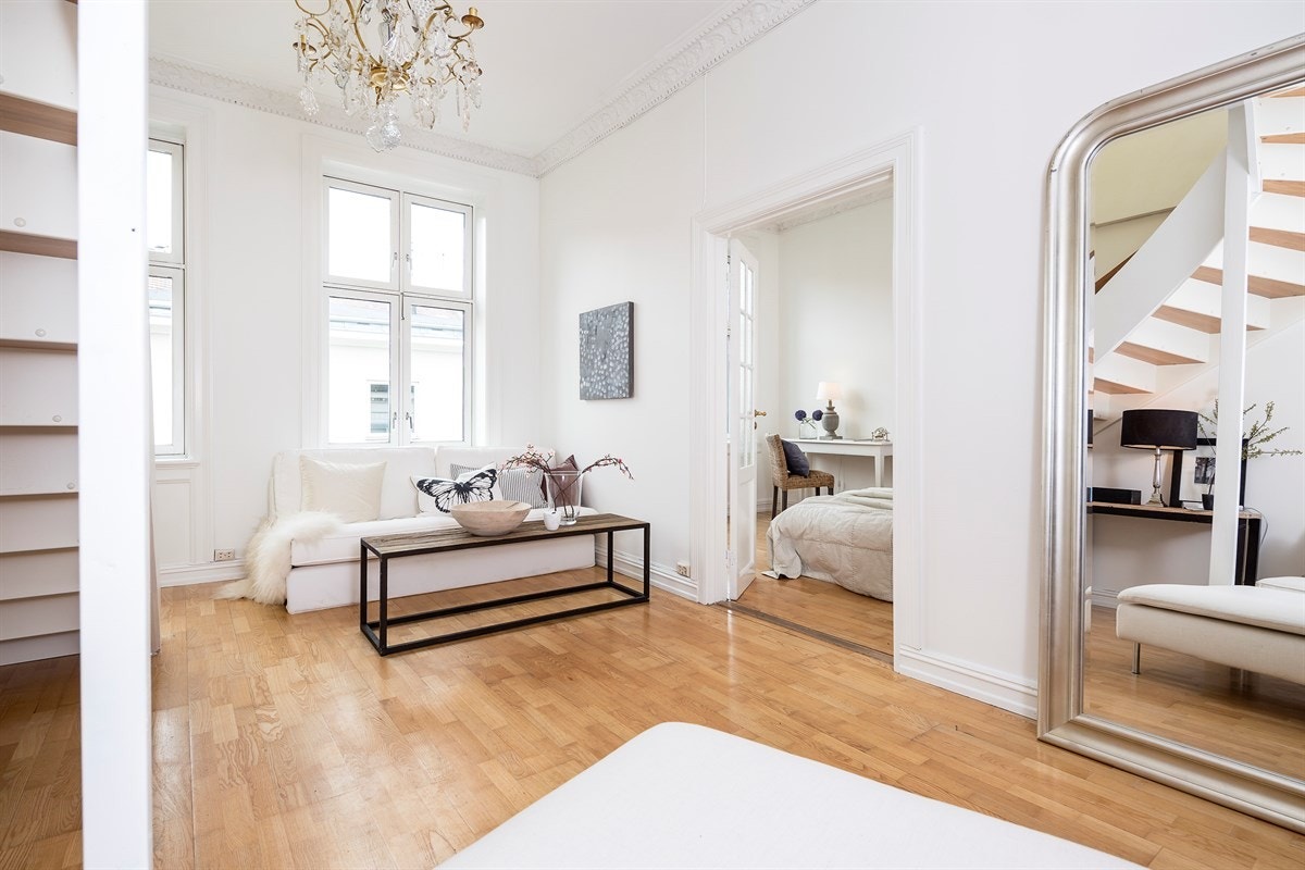 Stue med trappeadkomst til femte etasje. Rosett og stukkatur i tak. Galleribilde