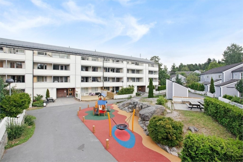 Fasade, i forgrunnen borettslagets nye lekeplass. Galleribilde