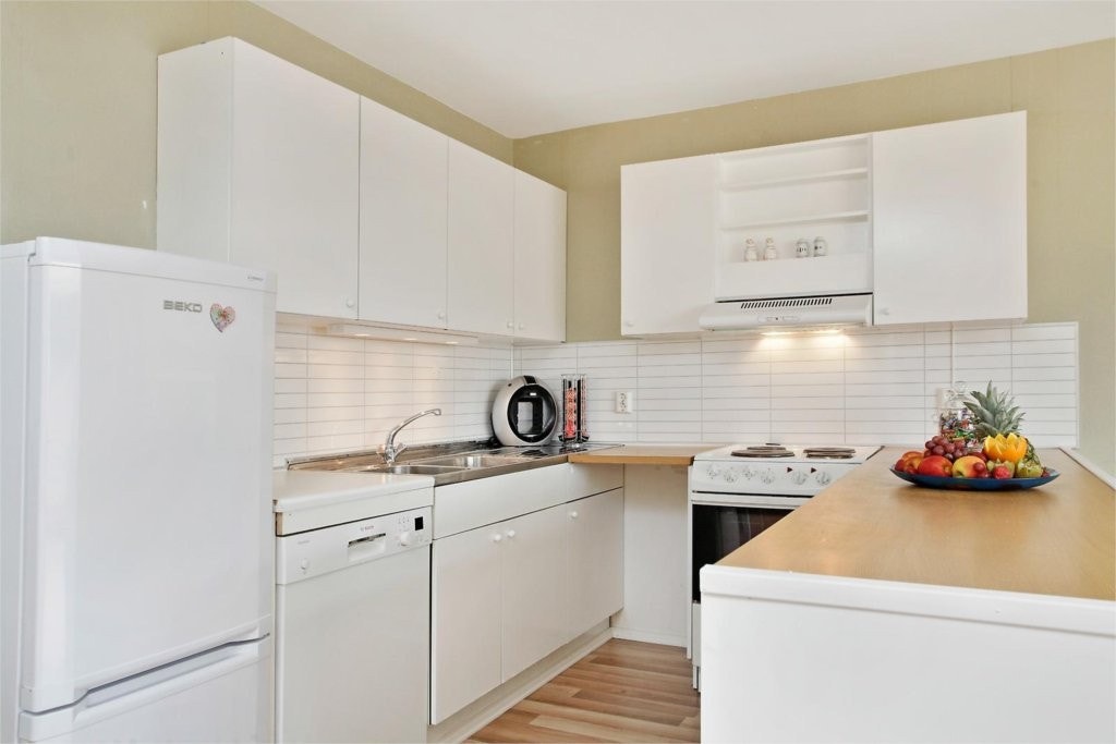 Kjøkken, godt med skap- og benkeplass. Galleribilde