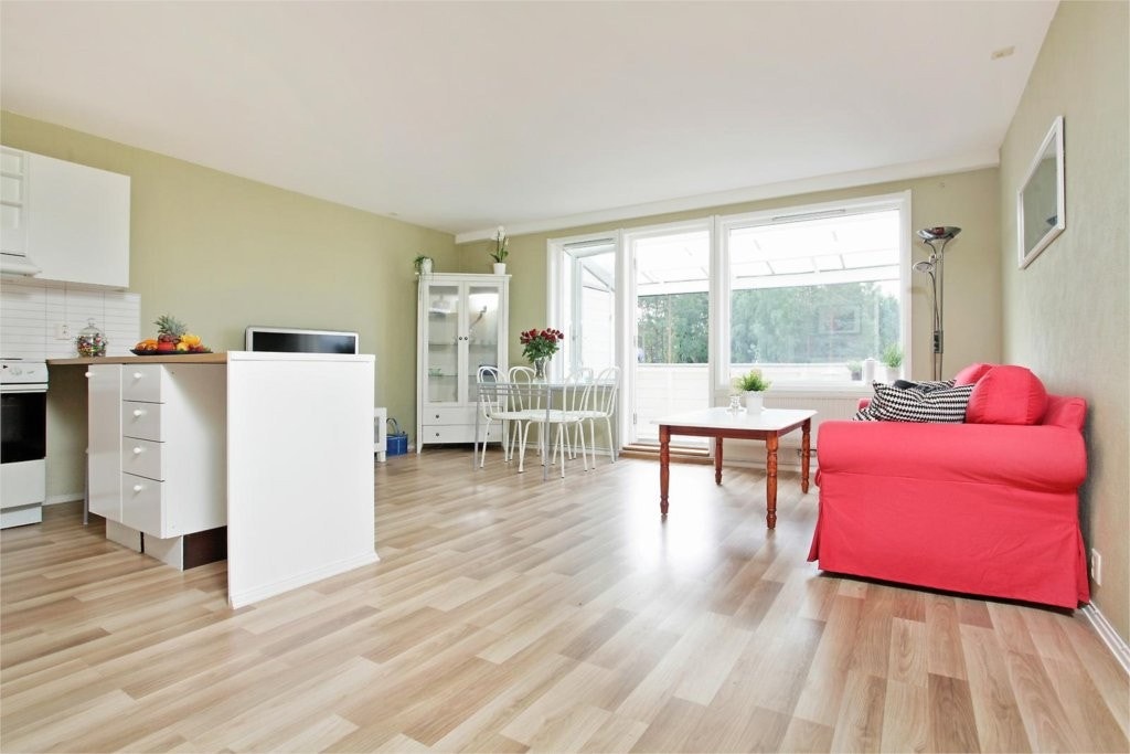 Arealeffektiv og åpen kjøkkenløsning. Nytt laminatgulv fra, samt maling av vegger og tak utført i 2014. Galleribilde