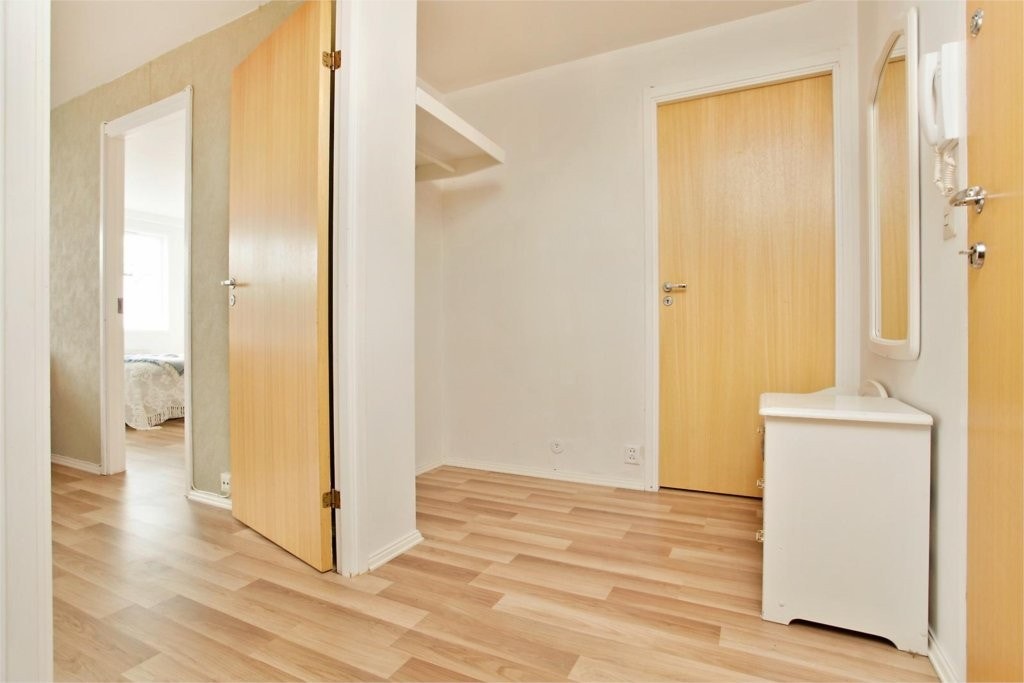 Praktisk gang/entré med plass til klær og sko. Galleribilde