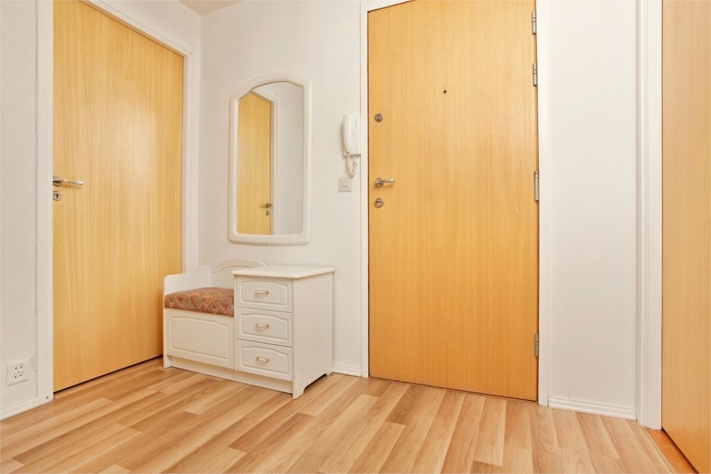 Entré, inngangsdør og dør til bod og bad. Galleribilde