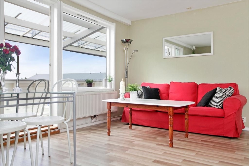 Lys og fin stue med utgang til sydvendt balkong. Galleribilde