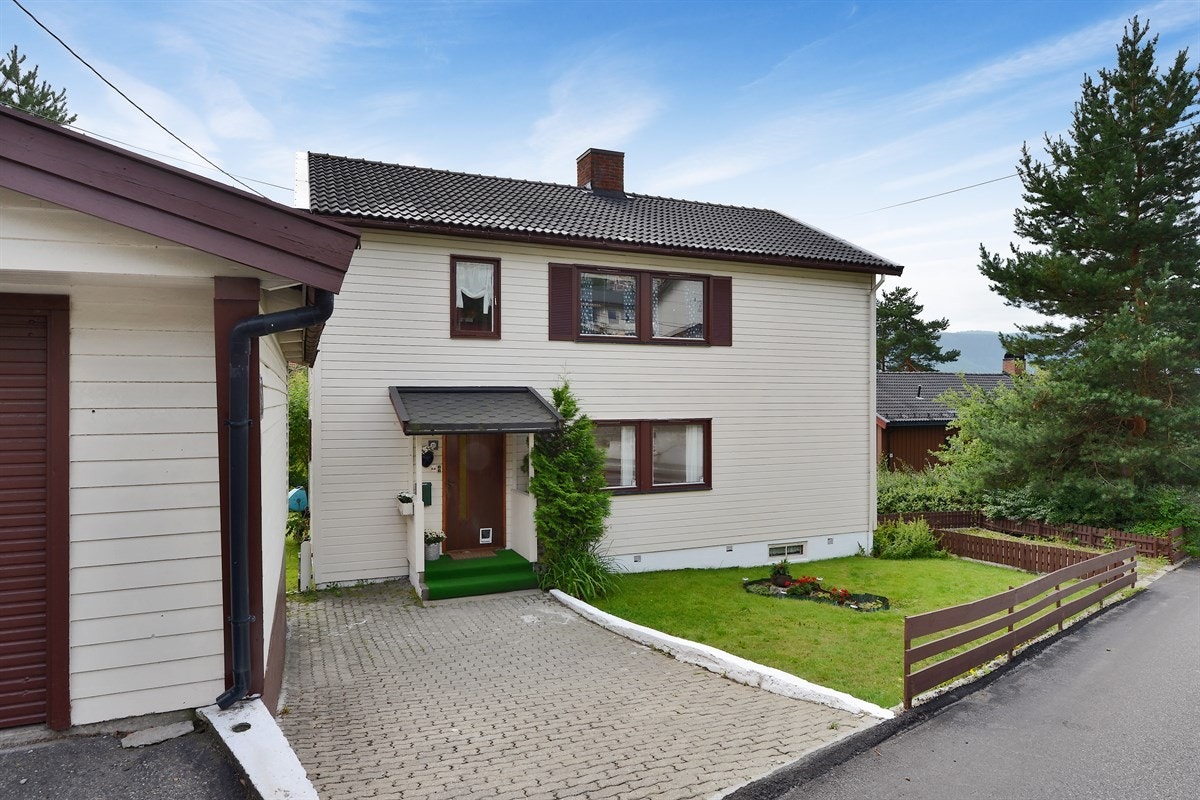 Inngangsparti med belegningsstein og gode parkeringsmuligheter. Galleribilde