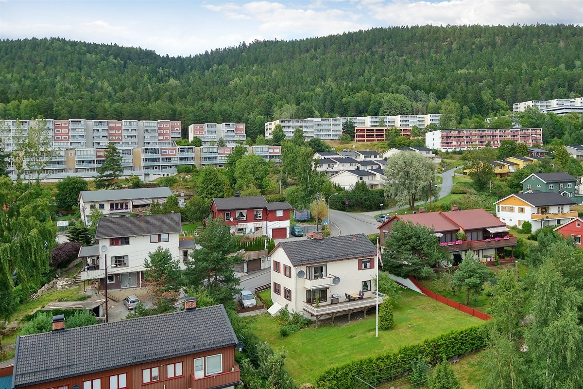 Eiendommen har en stor terrasse fra leiligheten 1.etg. og balkong fra leiligheten i 2.etg. Det er gode solforhold på eiendommen, terrassen og balkongen. Det er utsikt mot Eikerbygdene fra balkongen. Galleribilde