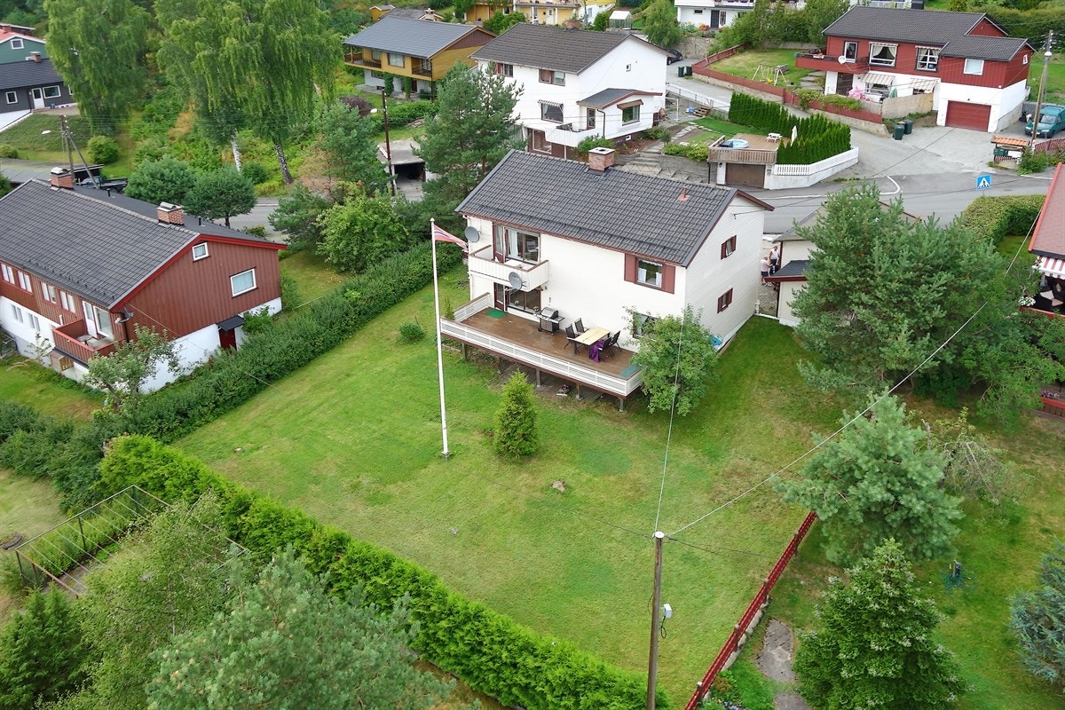 Eiendommen passer utmerket som et utleieobjekt eller hvis du ønsker å bo i den ene leiligheten og leie ut den andre leiligheten. Galleribilde