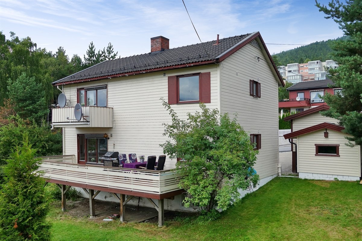 Det er en ungdomsskole på Åssiden, Kjøstrud ungdomsskole, som ligger rett ved Kiwi XL og Ligostua. I nærheten av Kjøsterud ungdomsskole finner man Åssiden videregående skole. Galleribilde