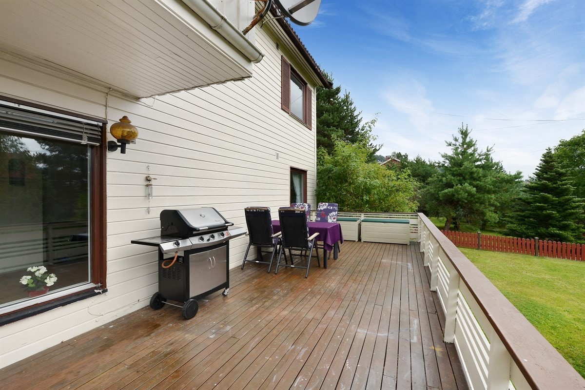 Utgang fra stuen i 1.etg. til solrik avskjermet terrasse. Galleribilde