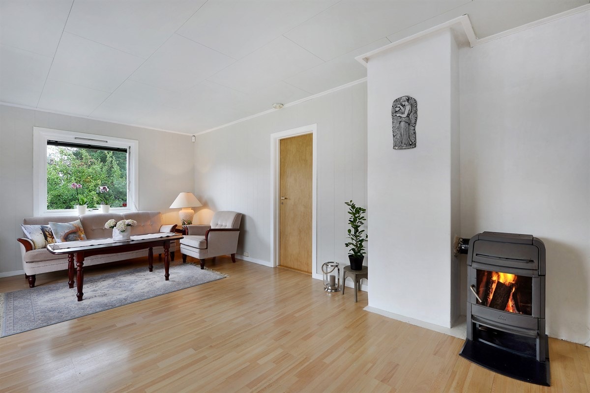 Stue i 1.etg. med peisovn. Galleribilde