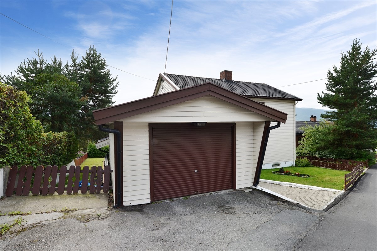 Garasje med utebod i bakkant. Galleribilde