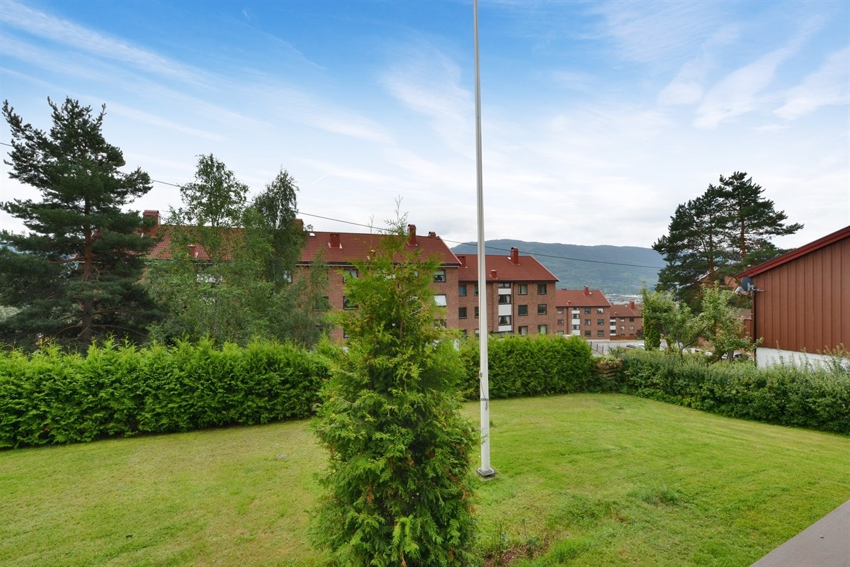 På Gulskogen stasjon er det gratis pendlerparkering med gode parkeringsmuligheter og 3 avganger i timen mot Oslo i rushtiden. Galleribilde