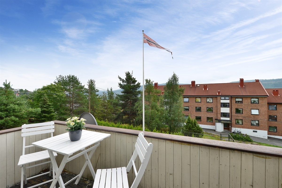 Fra stuen i 2.etg. er det utgang til solrik balkong med flott utsyn mot Eikerbygdene. Galleribilde