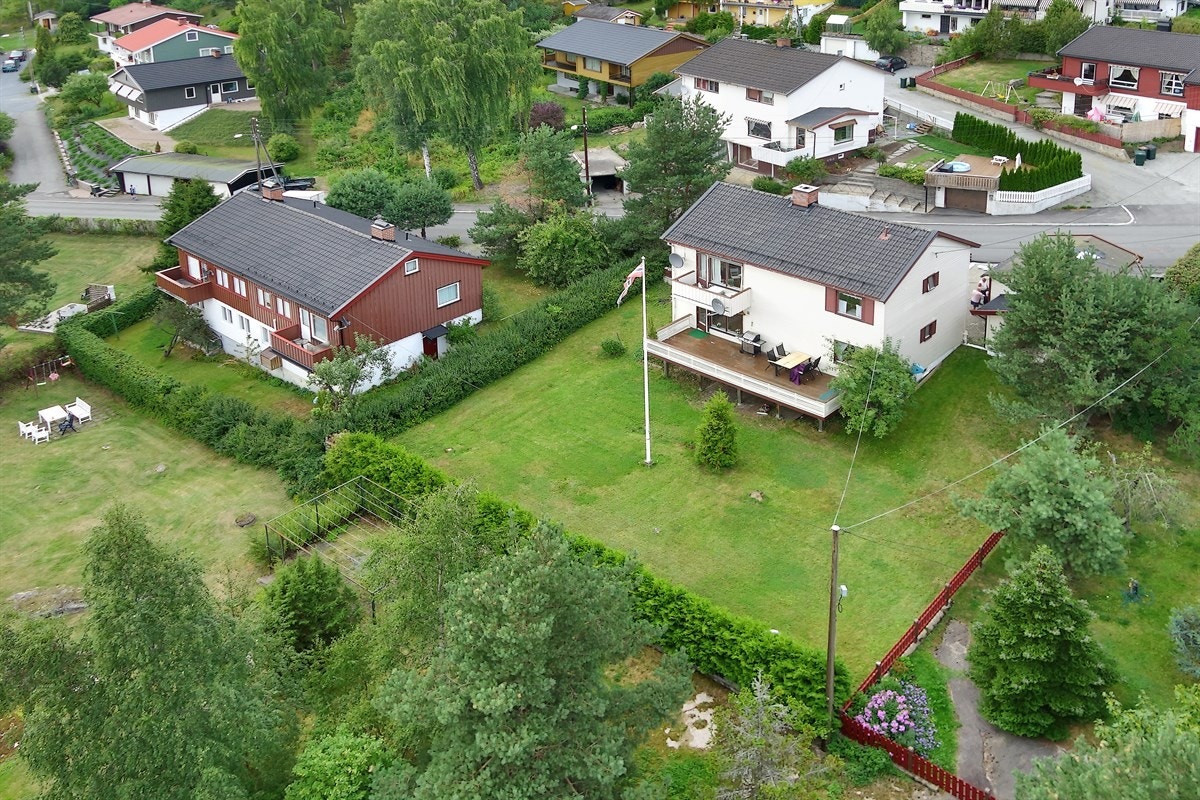 Meget stor idyllisk hage i meget avskjermede omgivelser. Har kan en trygt slippe barn ut i hagen uten å bekymre seg. Galleribilde