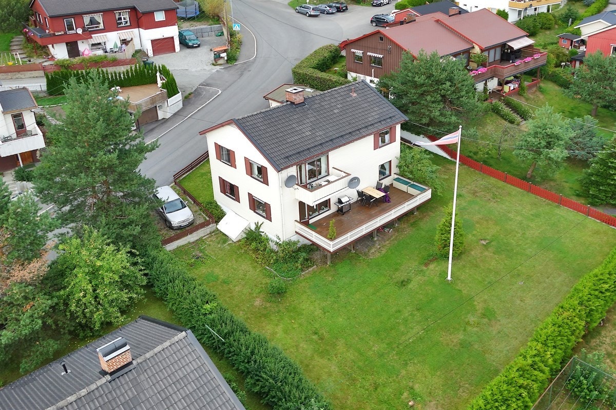 PRIVATmegleren Drammen ved John Granly Steen har gleden av å presentere denne hele tomannsboligen som er delt inn i 2 leiligheter + kjeller og loft beliggende på Åssiden. Eiendommen har meget stor avskjermet hage, garasje og p-plasser. Galleribilde