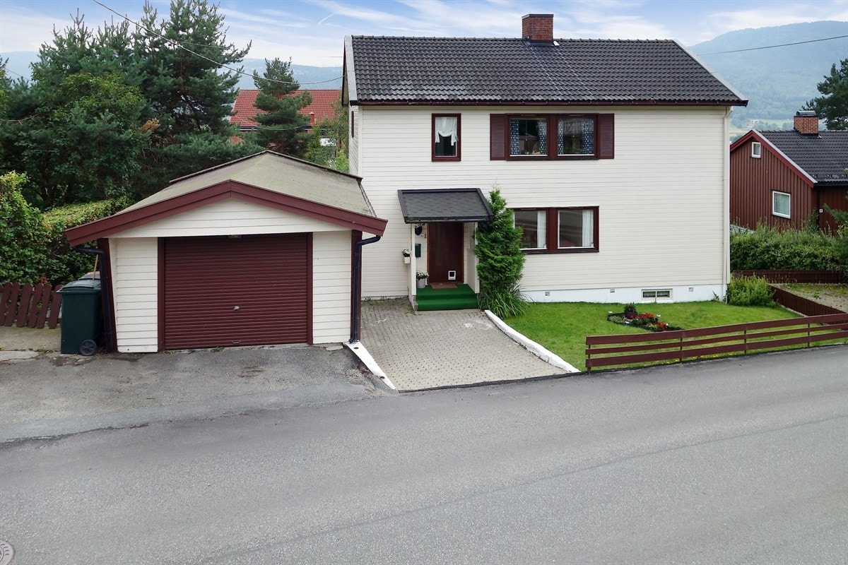 Tomannsboligen er delt i 2 leiligheter med felles trapperom mellom etasjene. Det er egen inngang til kjeller og gode lagringsmuligheter på loftet. God parkingsmuligheten i garasje og p-plasser på fremsiden av eiendommen. Galleribilde